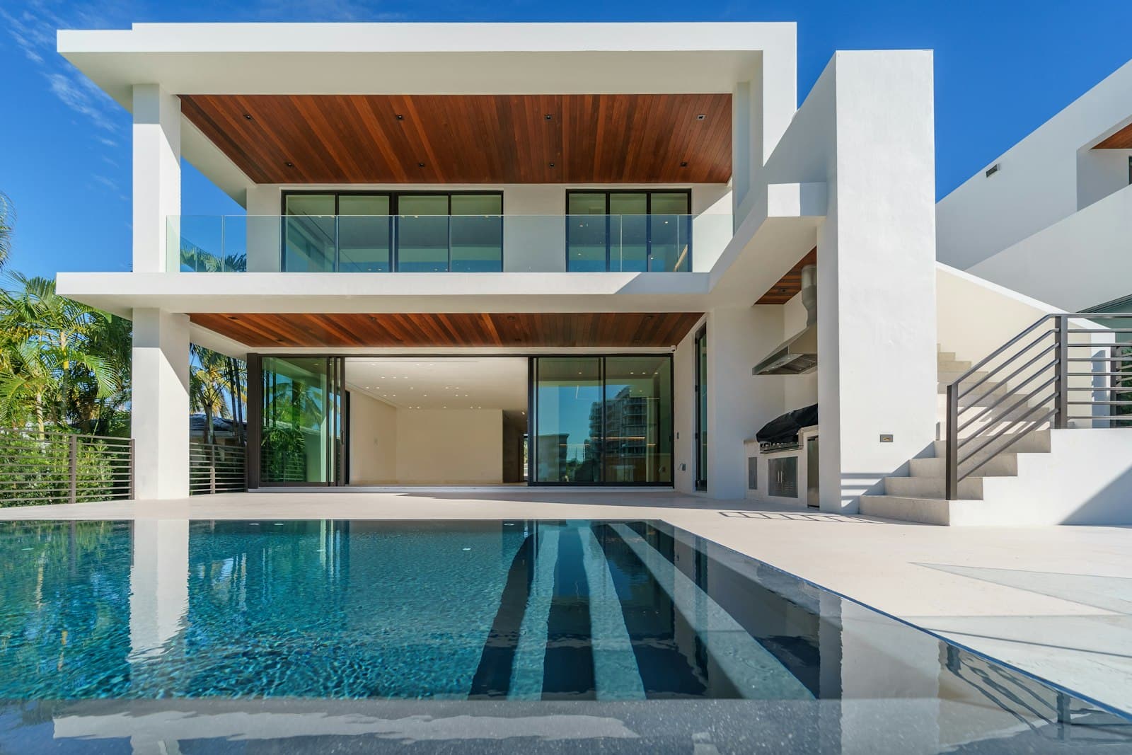 Une villa moderne terminée avec piscine